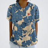 Blanc avec des fleurs bleues
