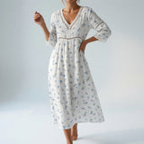 Fleurs blanches et bleues